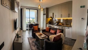 Comfort Suite, Sea View Balcony (2+1) | Woonruimte