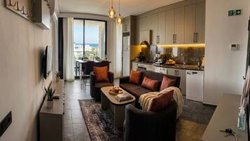 Comfort Suite, Sea View Balcony (2+1) | Wohnbereich | 32-Zoll-Smart-TV mit Satellitenempfang