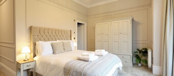 Luxury 6 Bedroom Retreat | Sleeps 12 | Elegant Halifax Stay