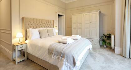 Luxury 6 Bedroom Retreat | Sleeps 12 | Elegant Halifax Stay
