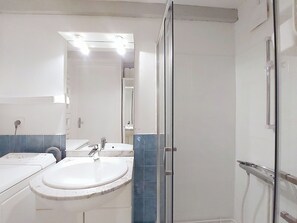 Bathroom - Les Palmyriennes by Interhome (Les Mathes)