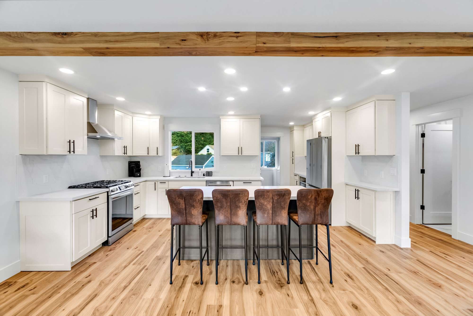 Fridge, microwave, oven, coffee/tea maker