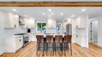 Fridge, microwave, oven, coffee/tea maker