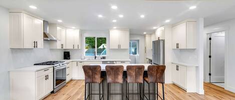 Fridge, microwave, oven, coffee/tea maker