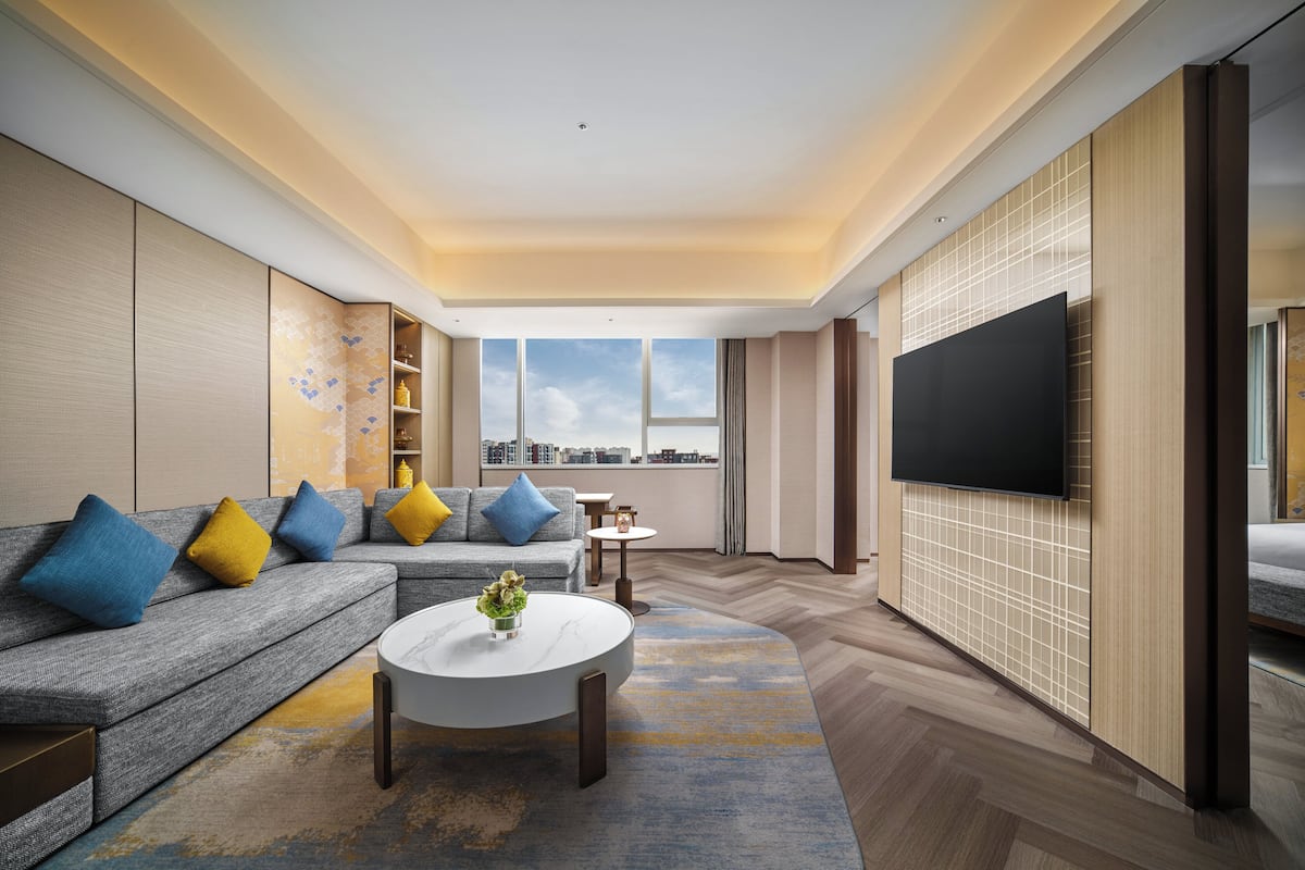 1 King Junior Suite | Premium bedding, down duvets, Select Comfort beds, minibar