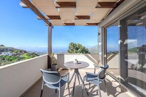 Outdoor dining - Villa Saktouris, Private Pool, Near Beach, South Crete (Kato Saktouria)
