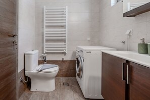 Shower, towels - Saktouris Villa (Agios Vasileios)