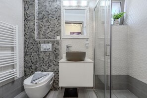 Shower, towels - Saktouris Villa (Agios Vasileios)