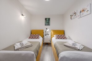 2 Schlafzimmer, kostenlose Babybetten, Bettwäsche