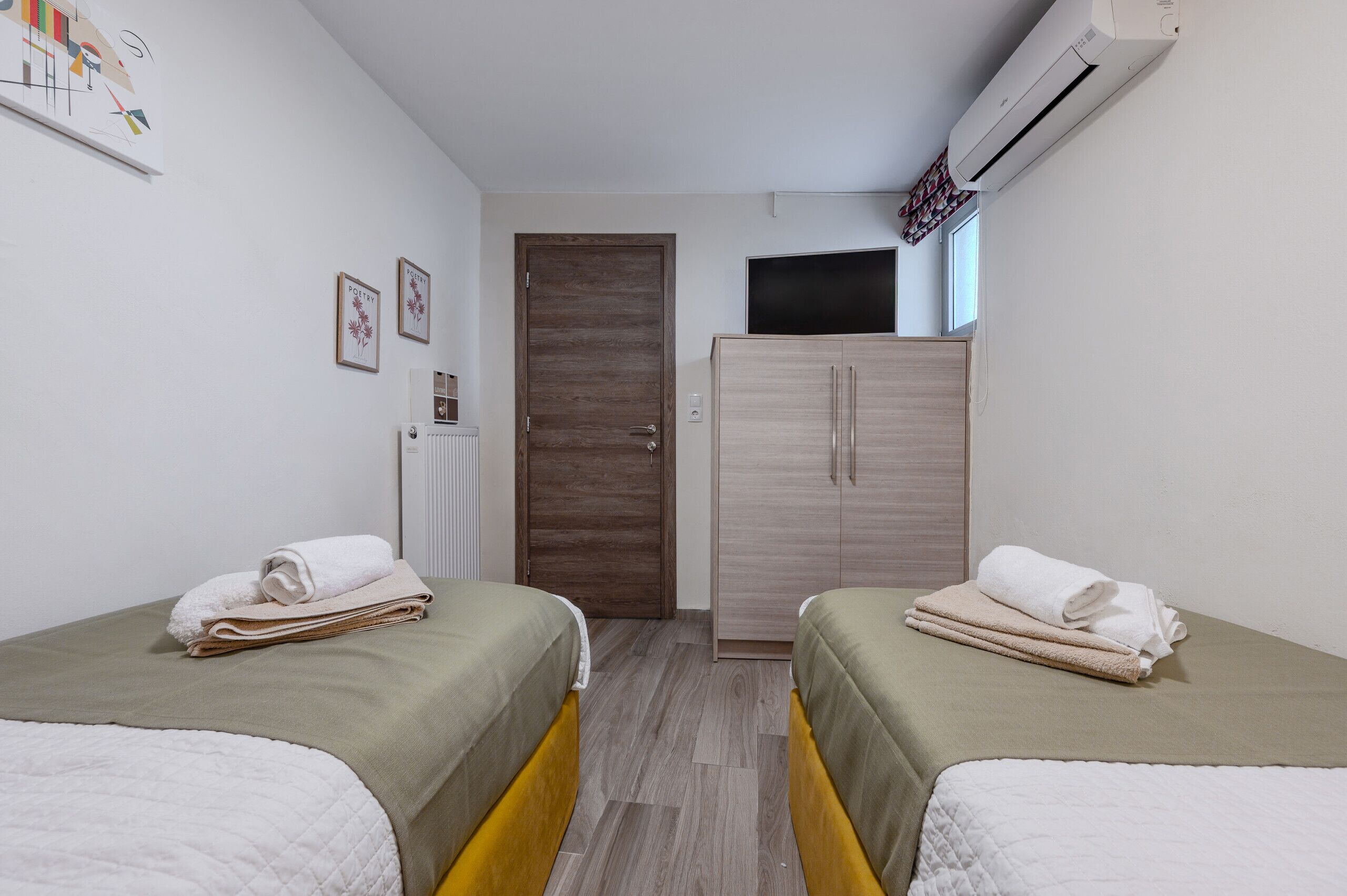 2 bedrooms, free cribs/infant beds, bed sheets