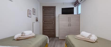 2 sovrum, gratis barnsängar och sängkläder