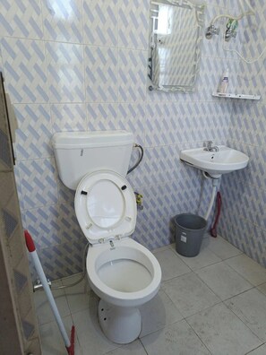 Double Room | Bathroom | Shower, soap, shampoo, toilet paper