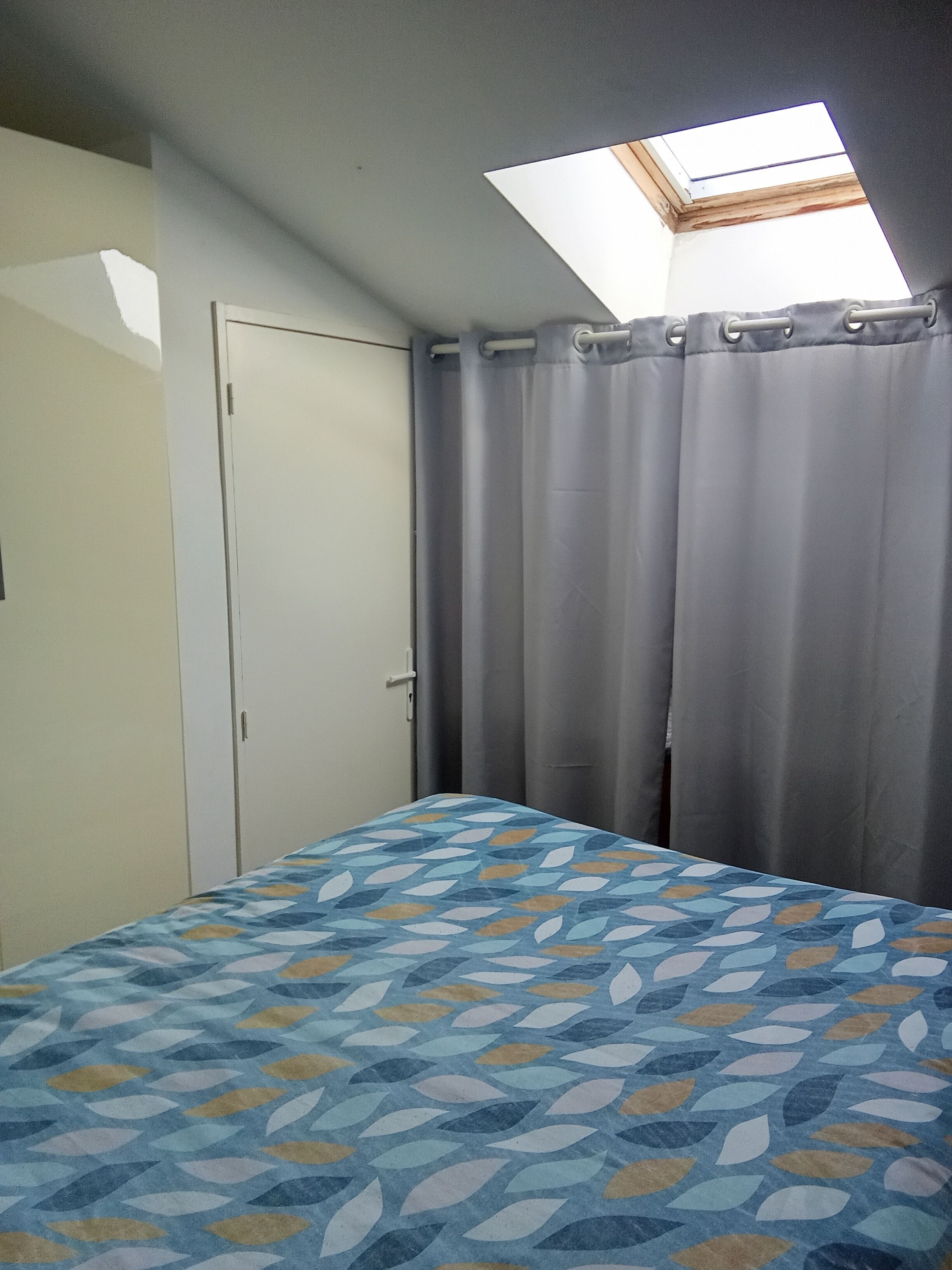 1 sovrum och sängkläder