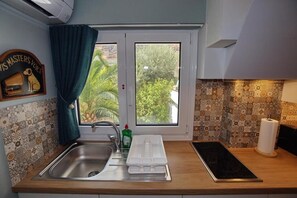 Wasserkocher mit Kaffee-/Teezubehör, Kühlschrank, Ofen, Herdplatte