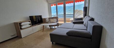 Leilighet – deluxe, balkong | Oppholdsområde | En 43-tommers LED-TV med digitale kanaler samt Netflix