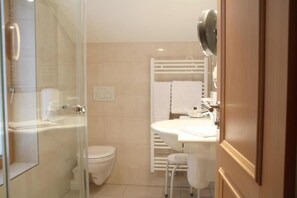 Habitación Confort doble, vistas al jardín | Baño | Ducha, secador de pelo, toallas y jabón