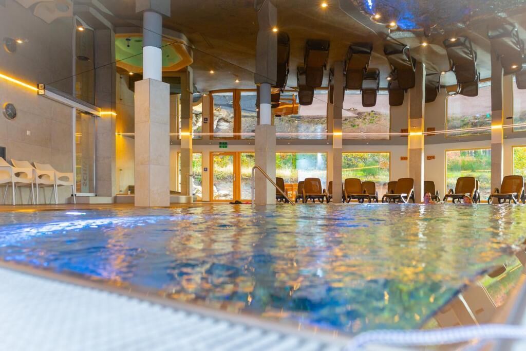 Innenpool, geöffnet von 08:00 Uhr bis 20:00 Uhr, Sonnenschirme