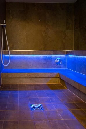 Sauna, poreallas, höyrysauna, 3 hoitohuonetta, hierontapalveluita