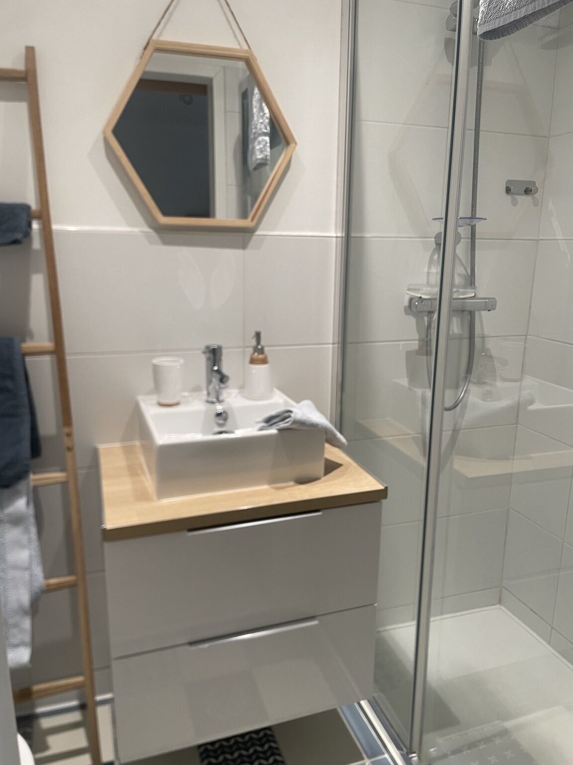 Dusj, hårføner, håndklær og toalettpapir