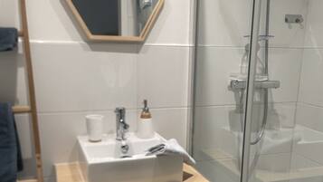 Dusj, hårføner, håndklær og toalettpapir