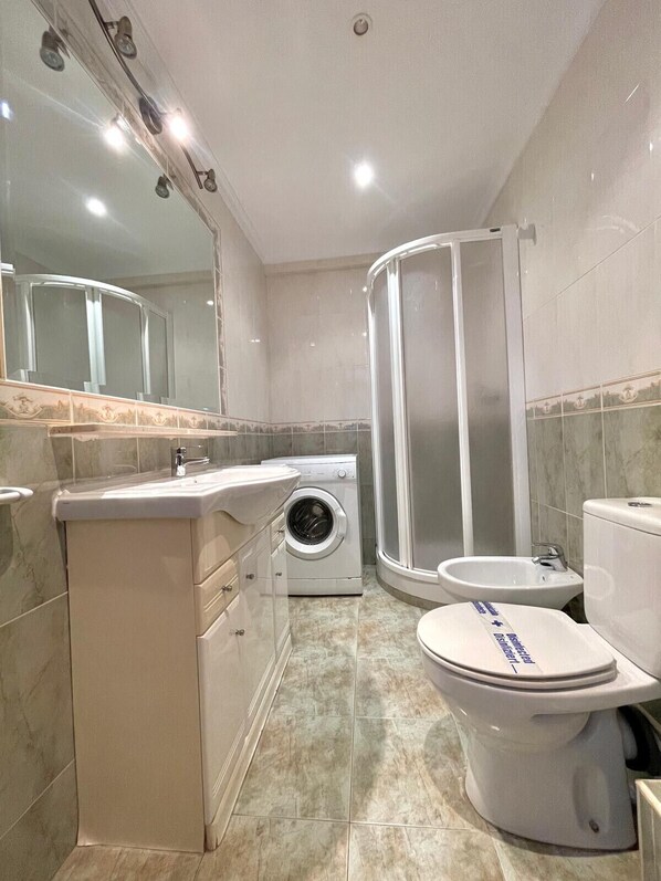 Shower, bidet, towels - TERRASOL CALIFORNIA 4 (Torre del Mar)