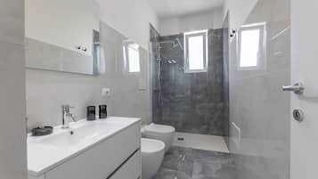 Apartment, Balcony | Bathroom | Shower, hair dryer, towels