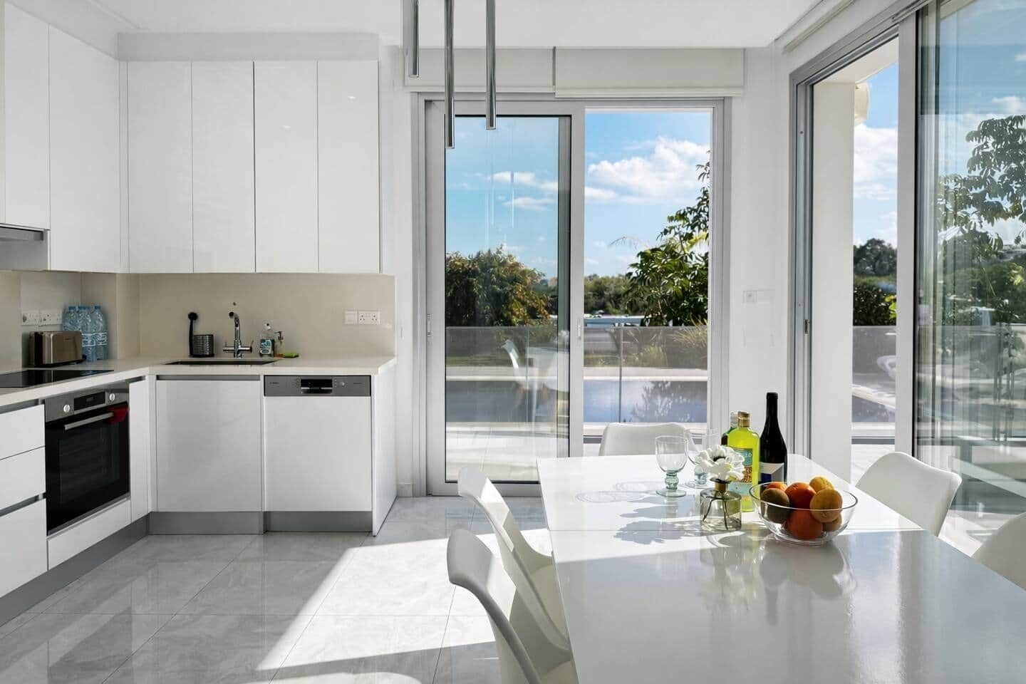 Kjøleskap, ovn, kokeplater og oppvaskmaskin