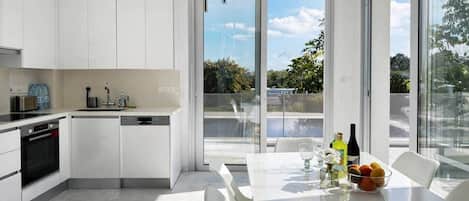 Kjøleskap, ovn, kokeplater og oppvaskmaskin