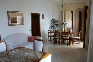 Dining - From Grandfather Aurelius (Campania)