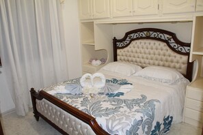 3 bedrooms, iron/ironing board, WiFi, bed sheets - From Grandfather Aurelius (Campania)