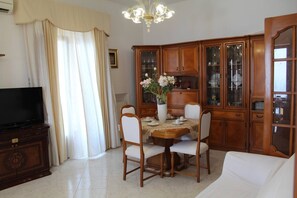 Dining - From Grandfather Aurelius (Campania)