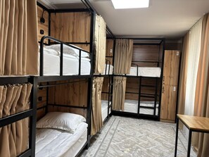 办公桌、笔记本电脑工作区、熨斗/熨衣板、免费 WiFi