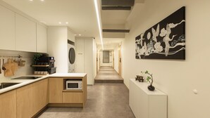 Una cocina moderna con armarios de madera, microondas y encimera.