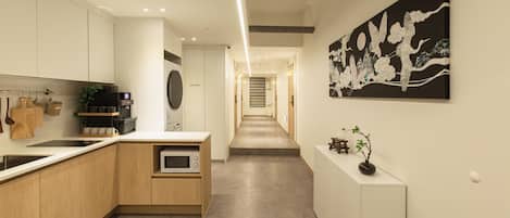 Una cocina moderna con armarios de madera, microondas y encimera.