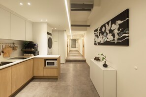 Mini-fridge, microwave, stovetop, cookware/dishes/utensils - THEZIP Hotel (Seoul)