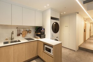 Mini-fridge, microwave, stovetop, cookware/dishes/utensils - THEZIP Hotel (Seoul)