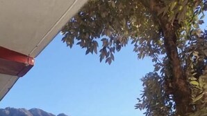 Paisagem montanhosa com edifícios no vale.