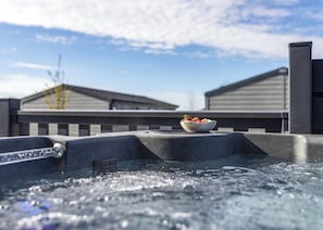 Outdoor spa tub - 1 bedroom accommodation in Fowey (Fowey)