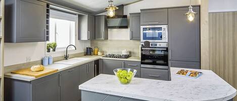 Jääkaappi, uuni, liesi, leivänpaahdin