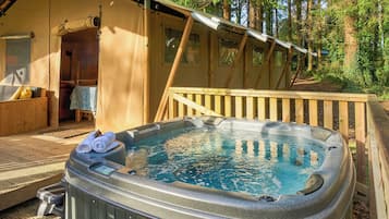 Bain à remous extérieur