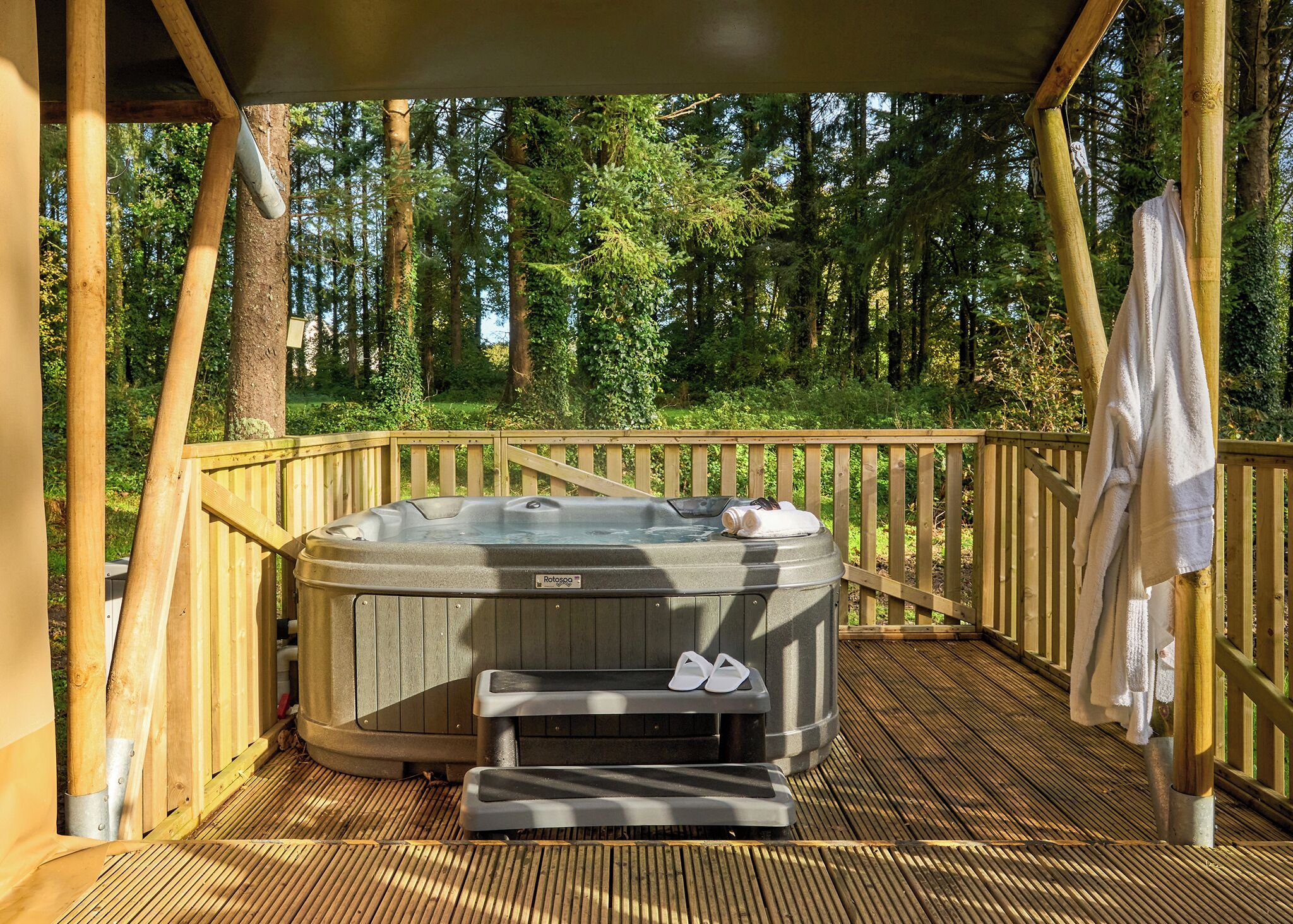 Outdoor spa tub