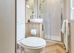 Bathroom - The Superior 2 Bed is a comfortable and spacious sleeps 6 caravan. (Hayle)