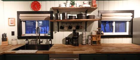 Jääkaappi, mikroaaltouuni, uuni, liesi