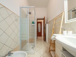 Apartment, 3 Bedrooms, Balcony, City View | Bathroom - First-floor Apartment Just Steps From the sea (Alghero)