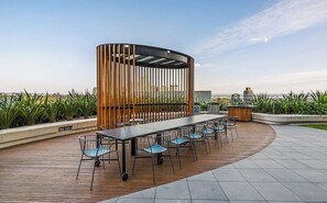 Outdoor dining - Modern 2BR City Apartment | Melbourne Square (Southbank)