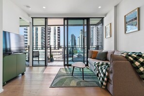 Smart TV, books - Modern 2BR City Apartment | Melbourne Square (Southbank)