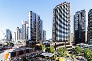 Exterior - Modern 2BR City Apartment | Melbourne Square (Southbank)