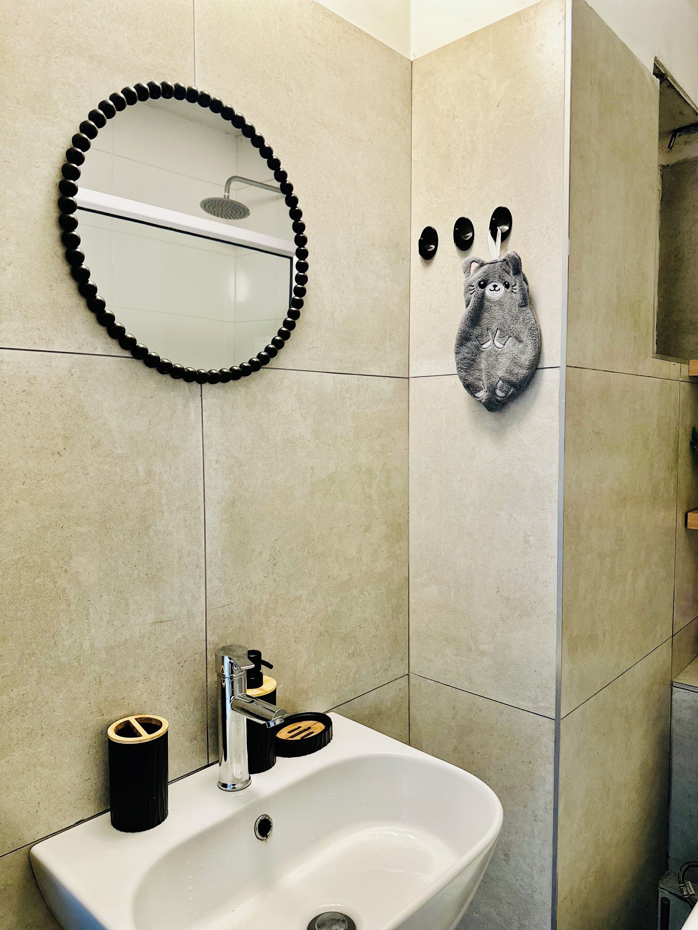 Chuveiro, secador de cabelo, toalhas de banho, sabonete