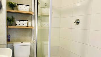 Ducha, secador de pelo, toallas y jabón