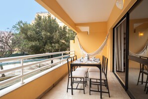 تناول الطعام بالخارج